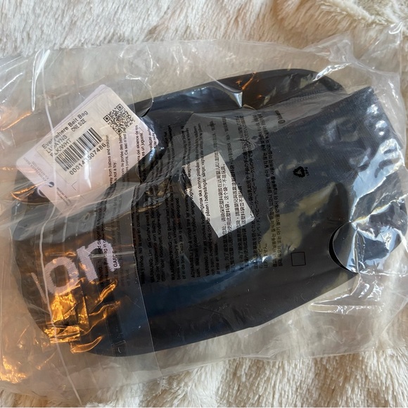 NWT Lululemon Everywhere Belt Bag Wordmark - Picture 2 of 7